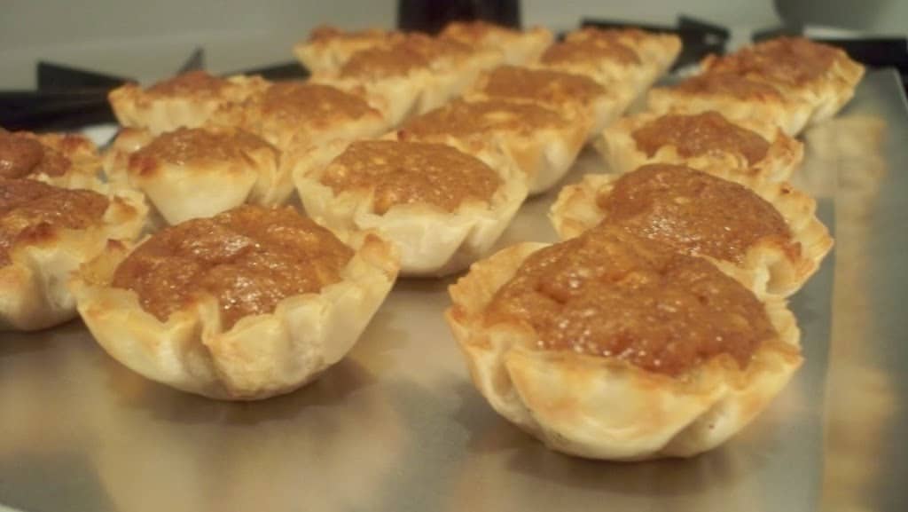 Mini Sweet Potato Pies with Cinnamon Cream Cheese Frosting are super easy to make but look fancy. Impress your guests with these bite sized treats! | www.persnicketyplates.com