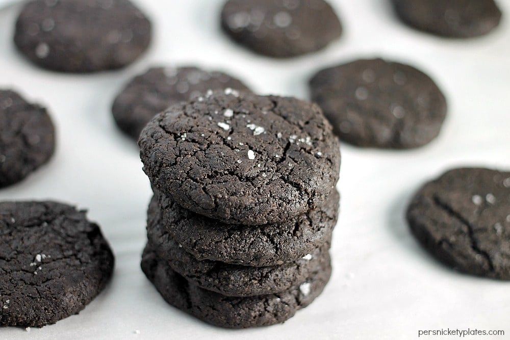 These simple Dark Chocolate Salted Cookies are easy to make (no mixer needed!) and have the rich chocolaty taste of an Oreo. | Persnickety Plates