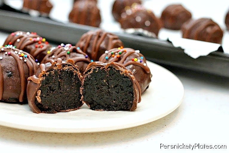 A very simple no-bake Bon Bon using Reese's Peanut Butter Cup Oreos | Persnickety Plates