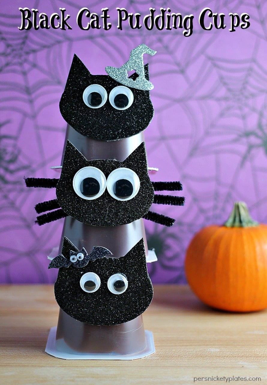 Black Cat Snack Pack Pudding Cups are perfect for Halloween parties! | Persnickety Plates #MixInMonsterMash AD