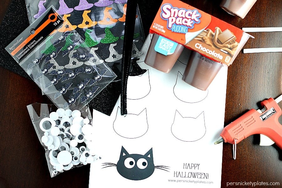 Black Cat Snack Pack Pudding Cups are perfect for Halloween parties! | Persnickety Plates #MixInMonsterMash AD