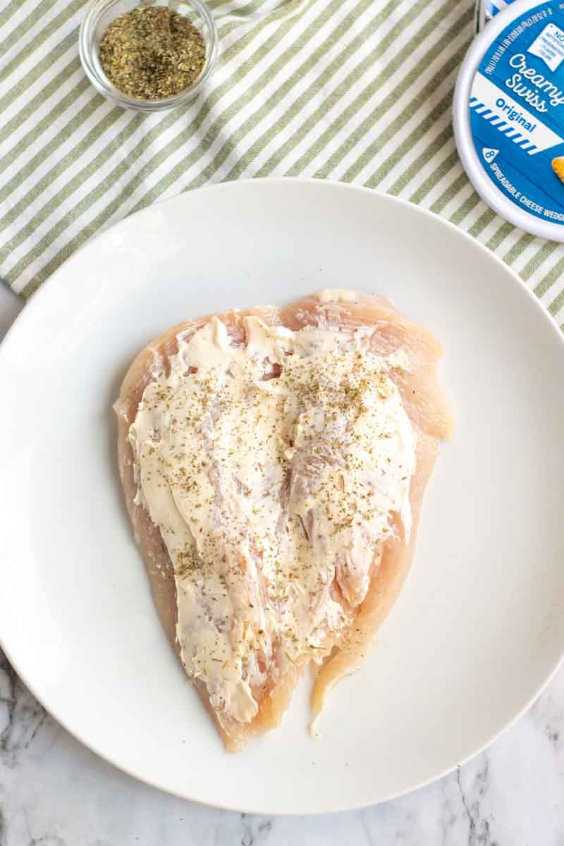 Laughing Cow Chicken is a lightened up version of a stuffed chicken breast. This super easy, 5 ingredient dinner will please your picky eaters and wow your foodies. | www.persnicketyplates.com