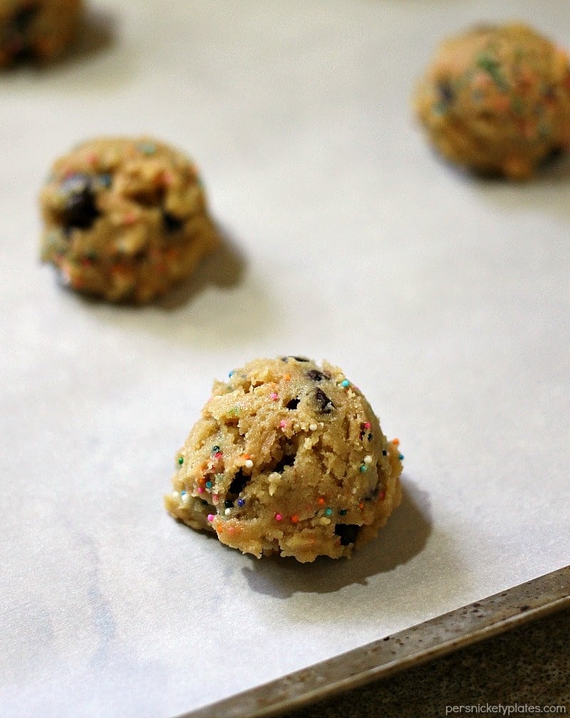 Perfect Party Cookies These Perfect Party Cookies start with a cake mix and are full of chocolate chips and sprinkles. Mix up the colors to suit whatever type of party you're having! | Persnickety Plates