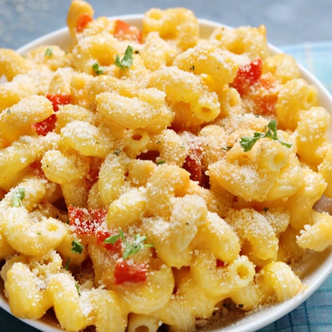 Hard Rock Cafe Twisted Macaroni & Cheese is cavatappi pasta tossed in a slightly spicy cheese sauce with roasted red peppers and topped with Parmesan parsley breadcrumbs. A copycat version of a favorite restaurant dish! | www.persnicketyplates.com