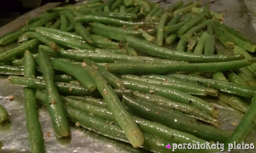 oven roasted green beans on baking sheet 