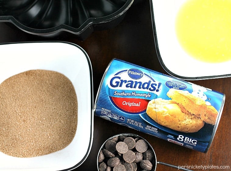 Chocolate Stuffed Cinnamon & Sugar Pull-Apart Bread - a long title for a simple & delicious recipe that only takes 5 ingredients and about 30 minutes to put together. | Persnickety Plates AD #WarmTraditions