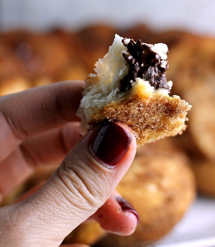 Chocolate Stuffed Cinnamon & Sugar Pull-Apart Bread - a long title for a simple & delicious recipe that only takes 5 ingredients and about 30 minutes to put together. | Persnickety Plates AD #WarmTraditions