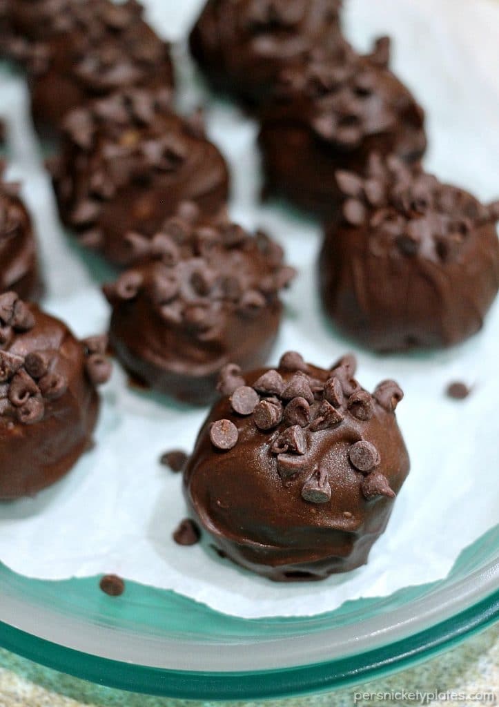 Chocolate Chip Oreo Bon Bons are a sweet little no bake treat using Choco Chip Oreos. | Persnickety Plates
