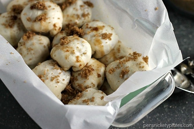 Apple Filled Pull Apart Bread is sticky and sweet and easy to make with the help of Rhodes Dinner Rolls! Pick your favorite fall apples and let your kids help you put together this simple dessert. | Persnickety Plates Raw Apple Filled Pull Apart Bread prepped and ready to go into the oven