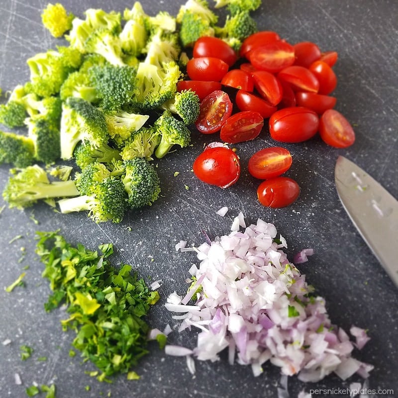 Macaroni and Cheese Flatbread topped with roasted broccoli, grape tomatoes, and panko bread crumbs makes a filling dinner or a great appetizer. | www.persnicketyplates.com