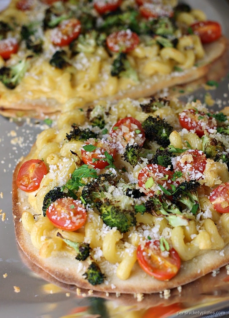 Macaroni and Cheese Flatbread topped with roasted broccoli, grape tomatoes, and panko bread crumbs makes a filling dinner or a great appetizer. | www.persnicketyplates.com